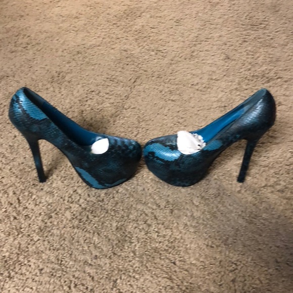 Blue snake style heels - Picture 2 of 6